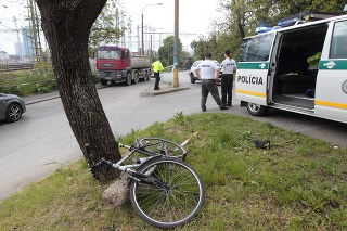 Polícia pátra po totožnosti neznámeho cyklistu, ktorý na mieste nehody zomrel.