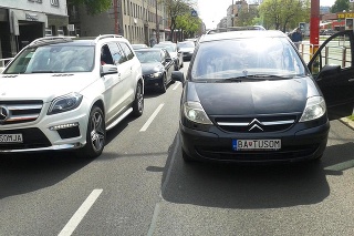 Na bratislavskej križovatke sa stretli dve rozdielne autá, jedna vec ich však predsa len spája.