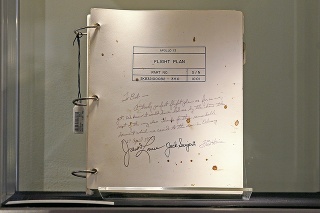 Letový denník veliteľa Jima Lovella je súčasťou aukcie.