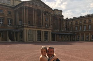 Harper oslavovala v Buckinghamskom paláci.