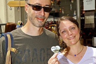 Manželia z Rakúska Nikol a Tery si kúpili magnetku, pretože ich zbierajú.