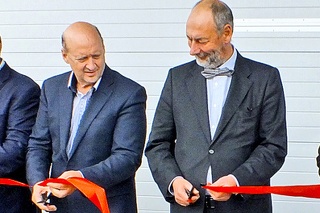 Majiteľ Poór (vľavo) s exministrom hospodárstva Malatinským slávnostne sľubovali prácu.