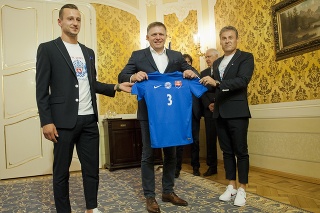 Predseda vlády SR Robert Fico (vľavo) prijal hráčov a členov realizačného tímu slovenskej futbalovej reprezentácie do 21 rokov.