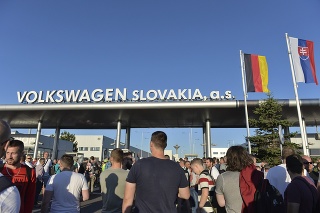 Na snímke pracovníci automobilky Volkswagen Slovakia (VW SK), ktorí vstúpili do ostrého, časovo neobmedzeného štrajku.