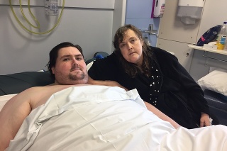 Paul na nemocničnom lôžku s mamou Lindou.