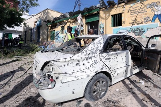 Samovražedný atentátnik zaútočil na policajnú stanicu v Mogadiše.