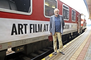 Cenu Bartoškovi odovzdá prezident Art Film Festu Milan Lasica.