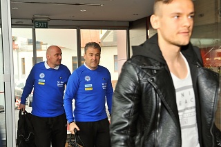 Na snímke uprostred tréner slovenskej futbaovej reprezentácie do 21 rokov Pavel Hapal prichádza na zraz mužstva v Žiline.