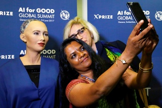 Hviezda v Źeneve: Návštevníci konferencie si s robotkou robili selfie jedna radosť.