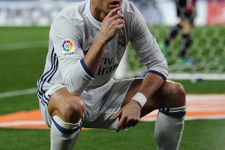 Ronaldo oslavuje svoj gól v madridskom derby.