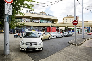 Na tomto mieste pred Hlavnou stanicou čakajú taxikári na turistov.