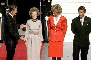 Na snímke zľava americký prezident  Ronald Reagan, jeho manželka Nancy Reagan, princezná Diana a princ Charles. 