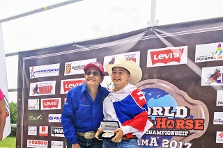Šikovný Filip (19) po víťazstve v Paname s viceprezidentkou súťaže Mariou Mireyou Muñoz