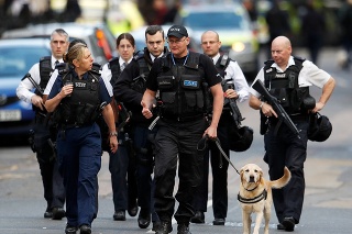 Polícia vyšetruje krvavé útoky v Londýne.