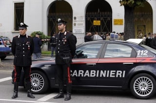 Útočník sa odpálil pred vojenskými kasárňami v Miláne, výbuchom však uškodil najmä sebe. 