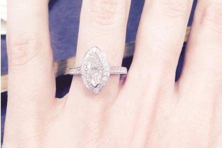 Žena predáva svoj zásnubný prsteň na eBay.