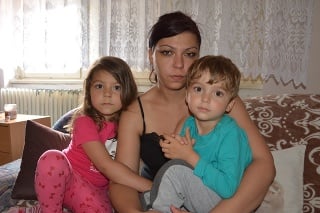 Ľudmile (27) a jej detičkám Martinke (5) a Adamkovi (3) otecko veľmi chýba.