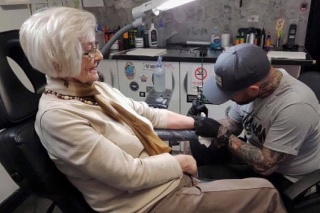 Žena si nechala urobiť tetovanie ako spomienku na milovaného manžela, ktorý zomrel.
