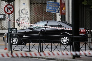 V aute gréckeho expremiéra vybuchla bomba.