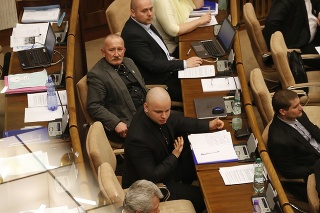 Poslancov ĽSNS vykázali z rokovacej sály kvôli odznakom na sakách.
