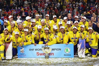 Švédski hokejisti sa radujú po zisku titulu.