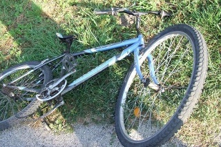 Bicykel, na ktorom sa Milan viezol, nemal brzdy.