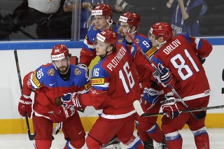 Ruský hokejista Nikita Kučerov (vľavo) sa teší po góle na 2:0 so spoluhráčmi.