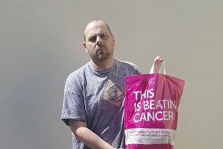 Kelton chcel kúpou ružovej igelitky prispieť organizácii na výskum rakoviny.