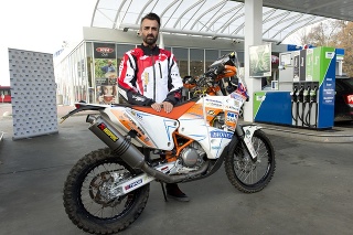 Slovenský motocyklový pretekár Ivan Jakeš pózuje s novou motorkou, s ktorou absolvuje jubilejný 10-krát súťaž Rely Dakar 2017.