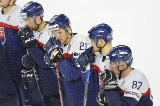 Už tradičný obrázok. Sklamaní slovensskí hokejisti po zápase s USA.