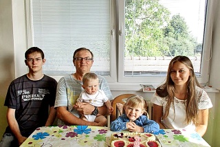 Rodina (zľava syn Tomáš, otec Milan, syn Richard, dcéra Alžbetka, dcéra Katarína) žije skromne, ale s láskou.