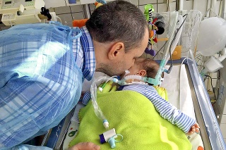Otecko Mário môže svojho milovaného synčeka bozkávať zatiaľ len v nemocnici. 