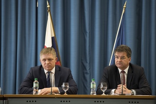 Rober Fico s Miroslavom Lajčákom počas tlačovej konferencie.