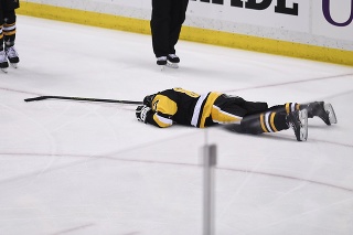 Po tvrdom kroščeku zostal Sidney Crosby ležať na ľade.
