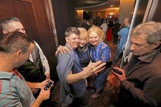 Moderátor Andrej Bičan si urobil selfie s Norou Beňačkovou a Adou Strakovou.