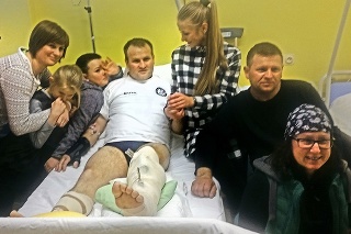 Podporujú ho: Jána Štrbku (48) včera navštívila na traumatológii celá rodina.