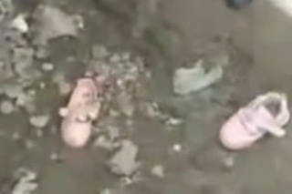 Na mieste tragédie zostal pár ružových topánočiek.