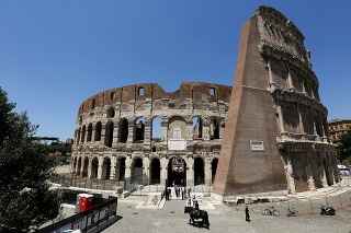 Rímske Koloseum po dôkladnej trojročnej očiste od nánosov špiny opäť žiari.