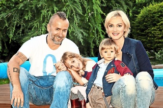 Manželia strávia Vianoce so svojimi deťmi Zarou a Leom. 