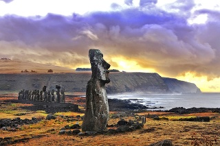 Tajomné sochy: Predstavovali zbožňovaných predkov jednotlivých klanov žijúcich na ostrove. 