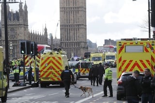 Útoky v Londýne vyšetrujú zatiaľ ako teroristický čin.