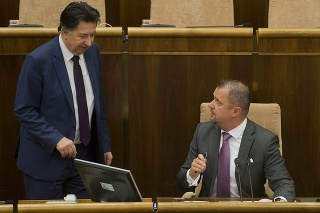 Vľavo poslanec Ján Budaj (OĽaNO-NOVA) a vpravo podpredseda parlamentu Andrej Hrnčiar (Most-Híd).