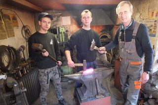 Tri generácie umeleckých kováčov z Krásnohorského Podhradia.