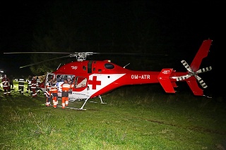 Les neďaleko obce Strelníky, 7.9.2016 o 22.30 hod.: Posledné foto, kedy záchranári naložili zraneného muža do vrtulníka a vzlietli. O minútu sa ozvala rana.