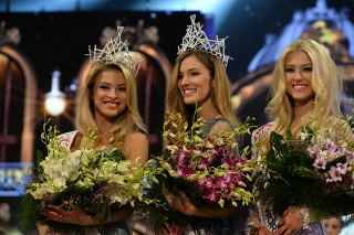 Zľava Kristýna Kubíčková, Andrea Bezděková a Natálie Kotková. Natálie rozbila korunku hneď po korunovaní.