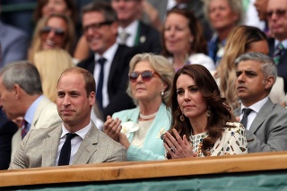 Kate a William na mužskom finále dvojhry na turnaji vo Wimbledone.