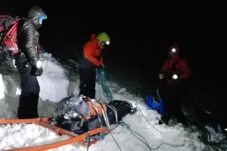 Telo poľského horolezca († 21) zniesli do doliny horskí záchranári. 