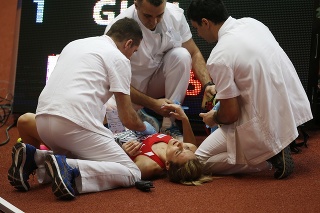 Českú bežkyňu Denisu Rosolovú ošetrujú po páde v rozbehoch na 400 m na halových majstrovstvách Európy v atletike v Belehrade.