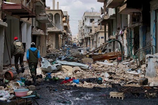 Zničená časť Palmýry v Sýrii. Obyvatelia po útokoch IS zachraňujú, čo zostalo.