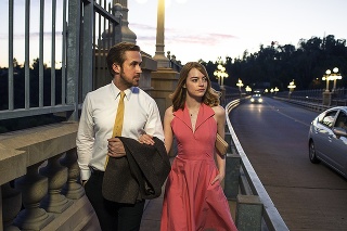 Hlavné úlohy stvárnili známi herci Emma Stone (28) a Ryan Gosling (36).